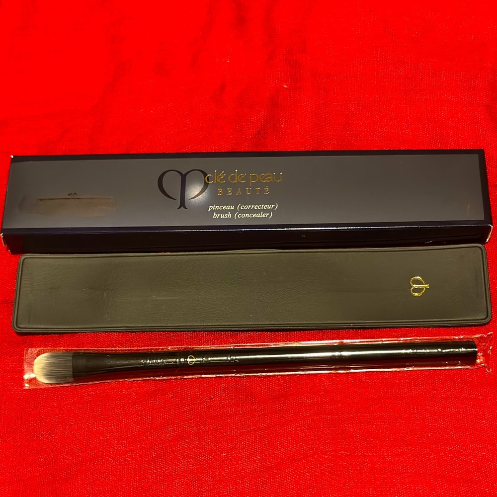 Clé de Peau Beauté Concealer Brush w/ box and travel pouch